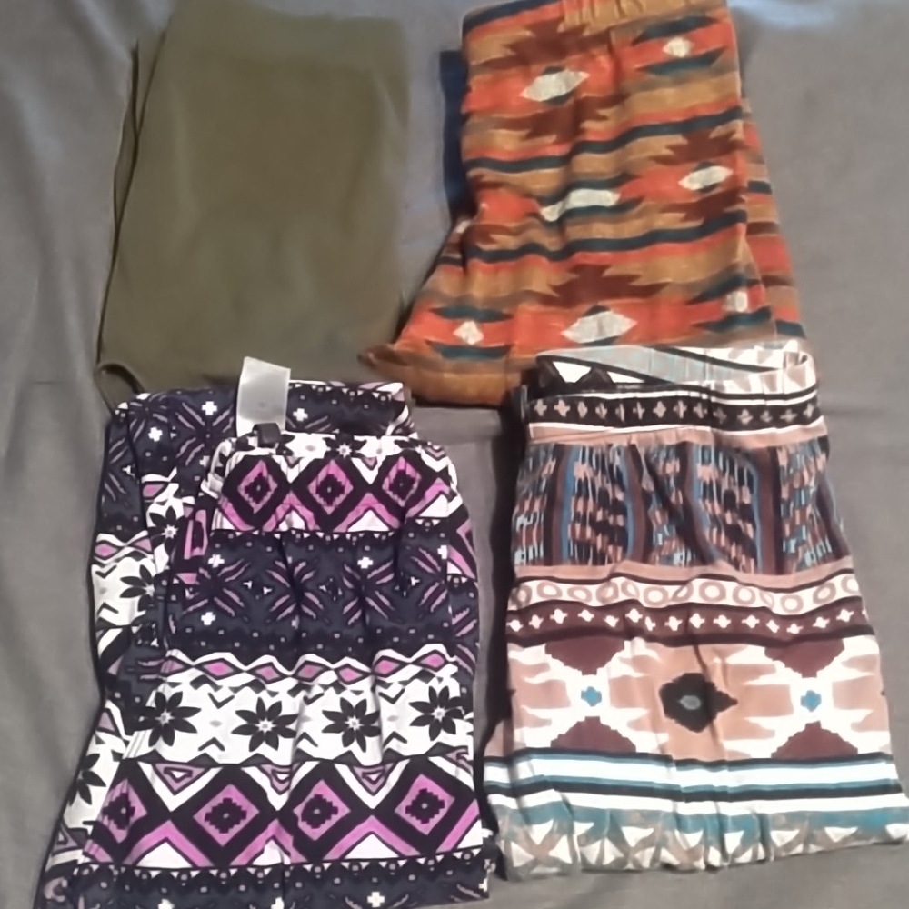 ⭐ Leggings quantity 4. Size small/medium. (5/6)